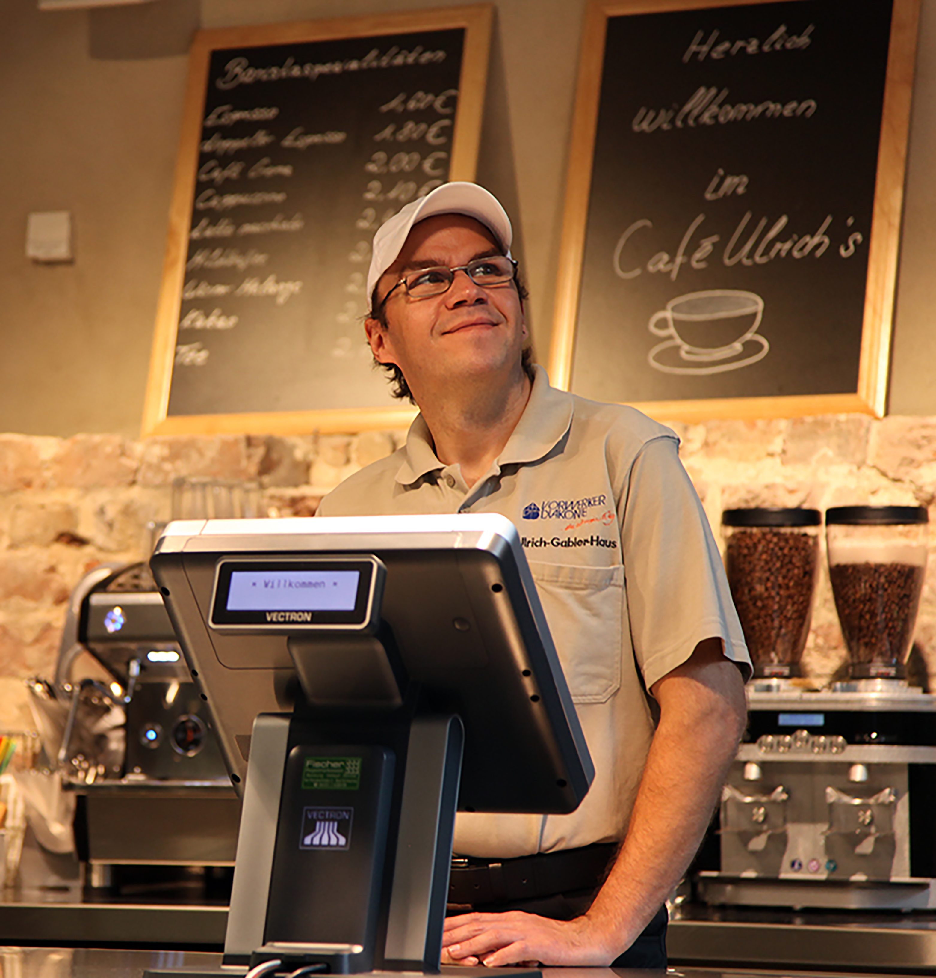 Ein Mann mit Behinderung arbeitet im Café.