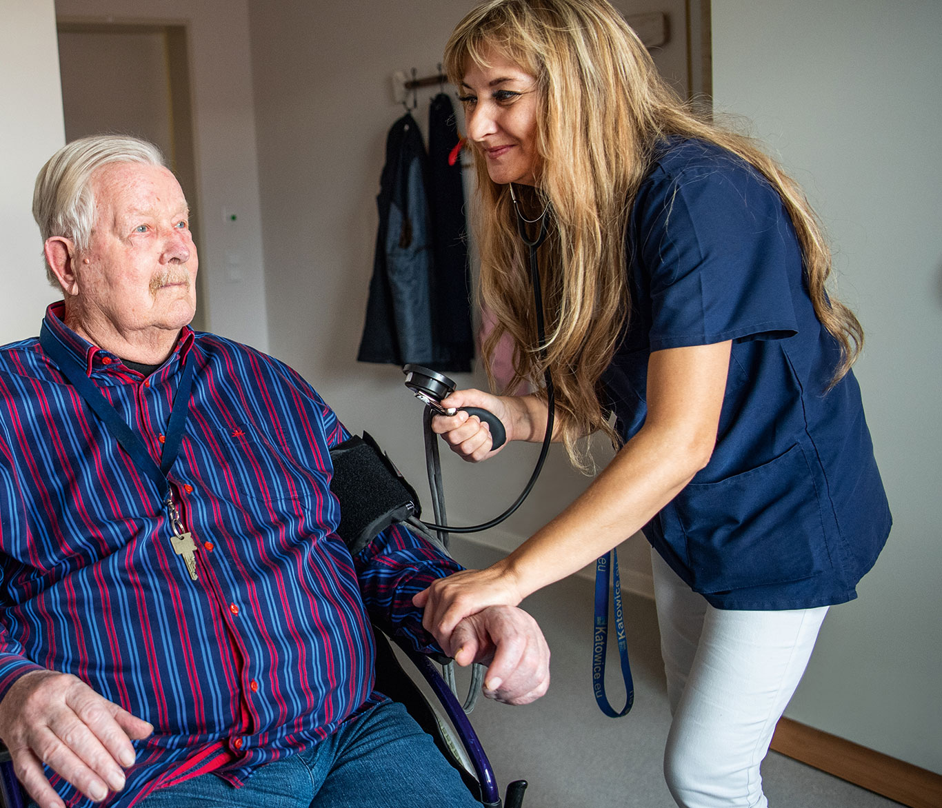 Eine Pflegerin misst den Blutdruck eines Pflegebedürftigen in der Einrichtung der Seniorenpflege in Travemünde.