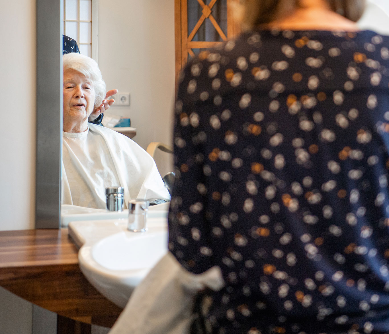 Eine Pflegebedürftige bekommt die Haare geschnitten in der Einrichtung der Seniorenpflege in Travemünde.