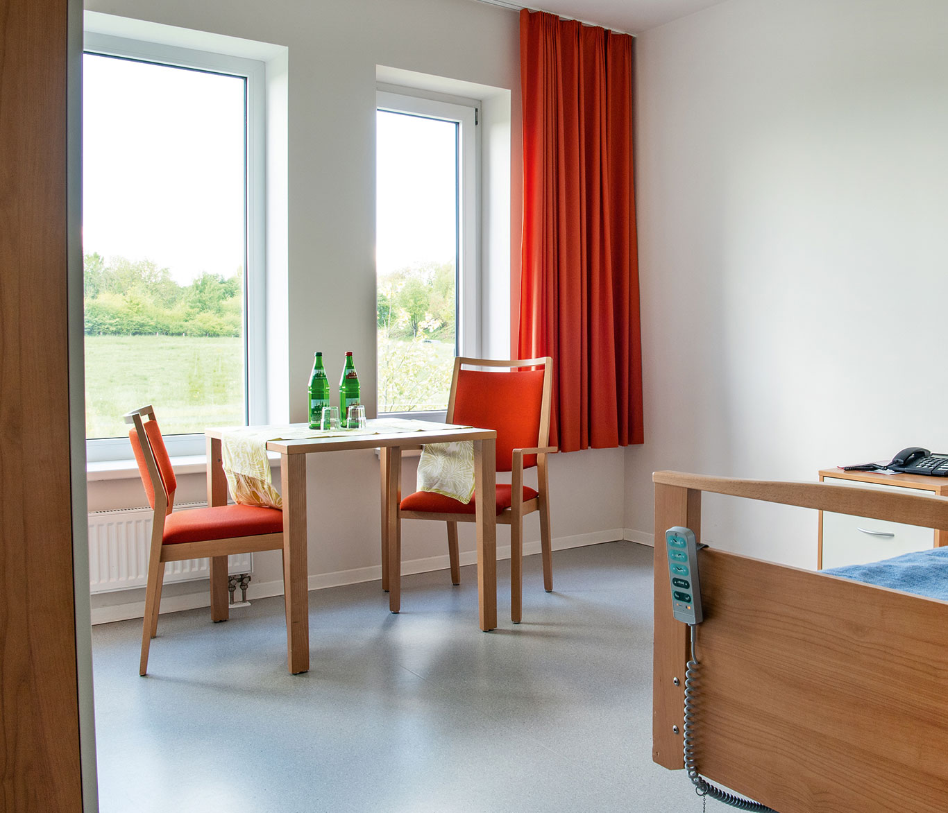 Blick in ein Zimmer in der Einrichtung der Seniorenpflege in Travemünde.