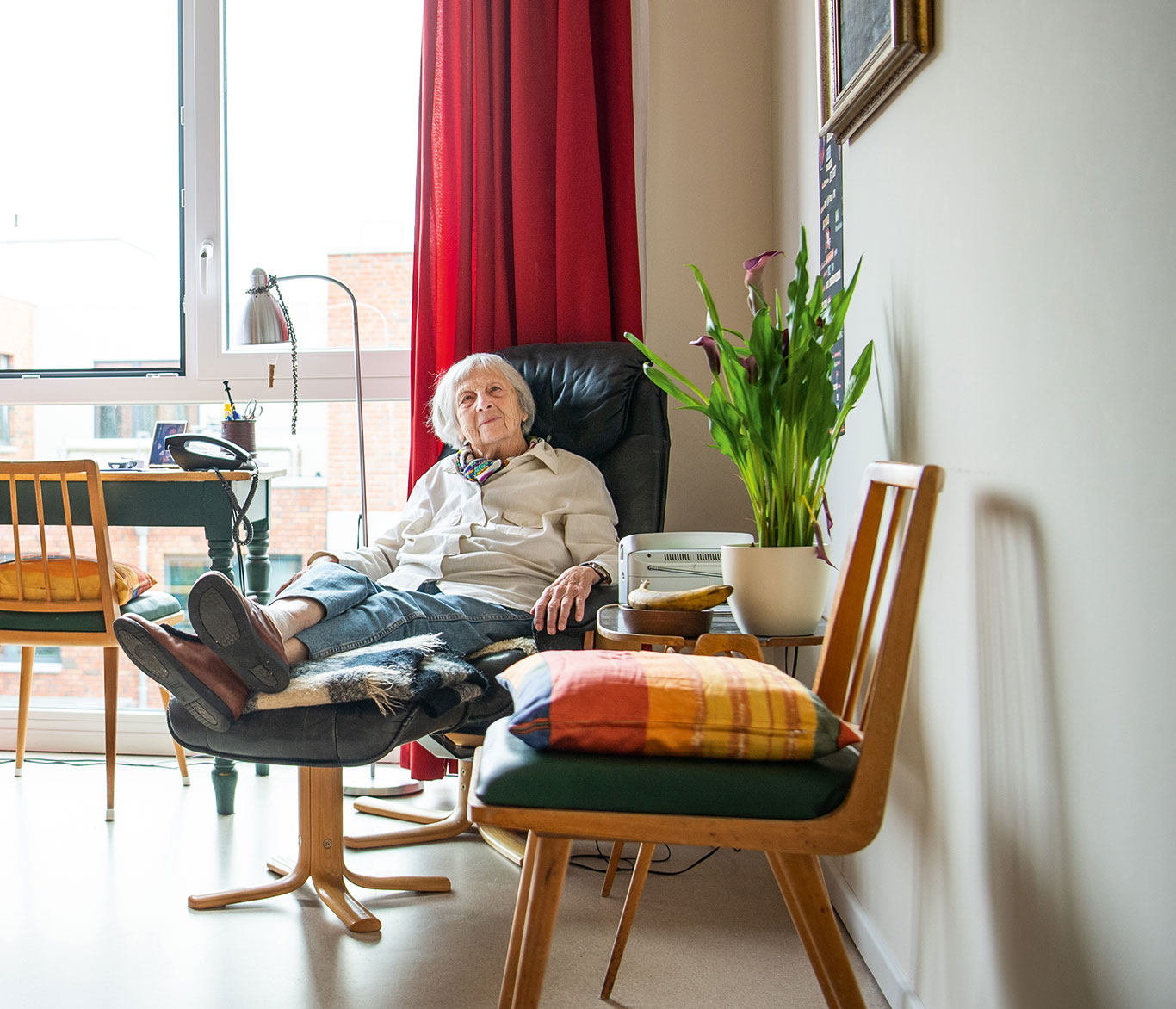 Eine Seniorin liegt im Sessel in einer Einrichtung der Seniorenpflege.