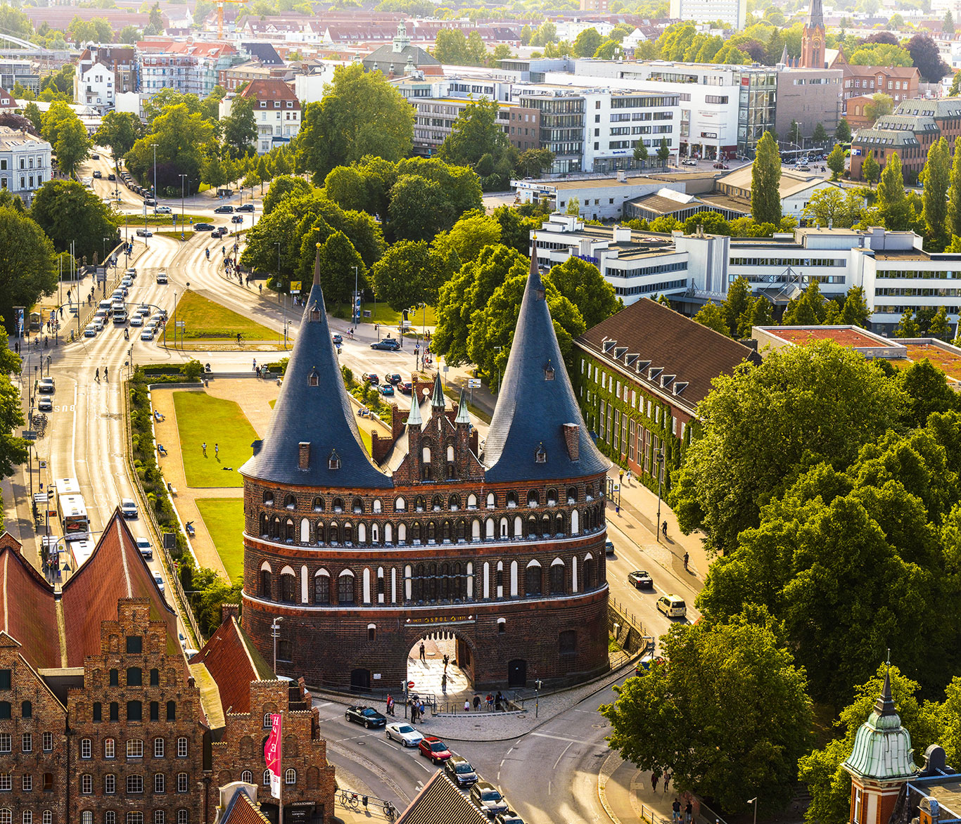 Blick auf das Holstentor und Teile von Lübeck.
