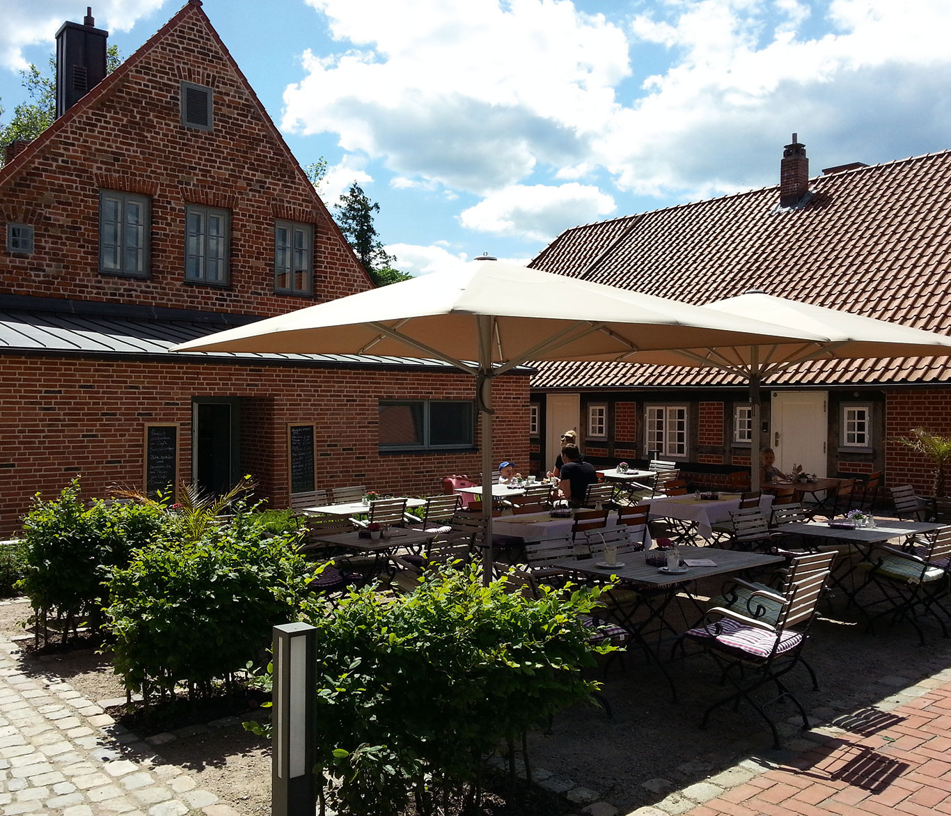 Die Terrasse des Cafe Bischofsherberge in Ratzeburg.