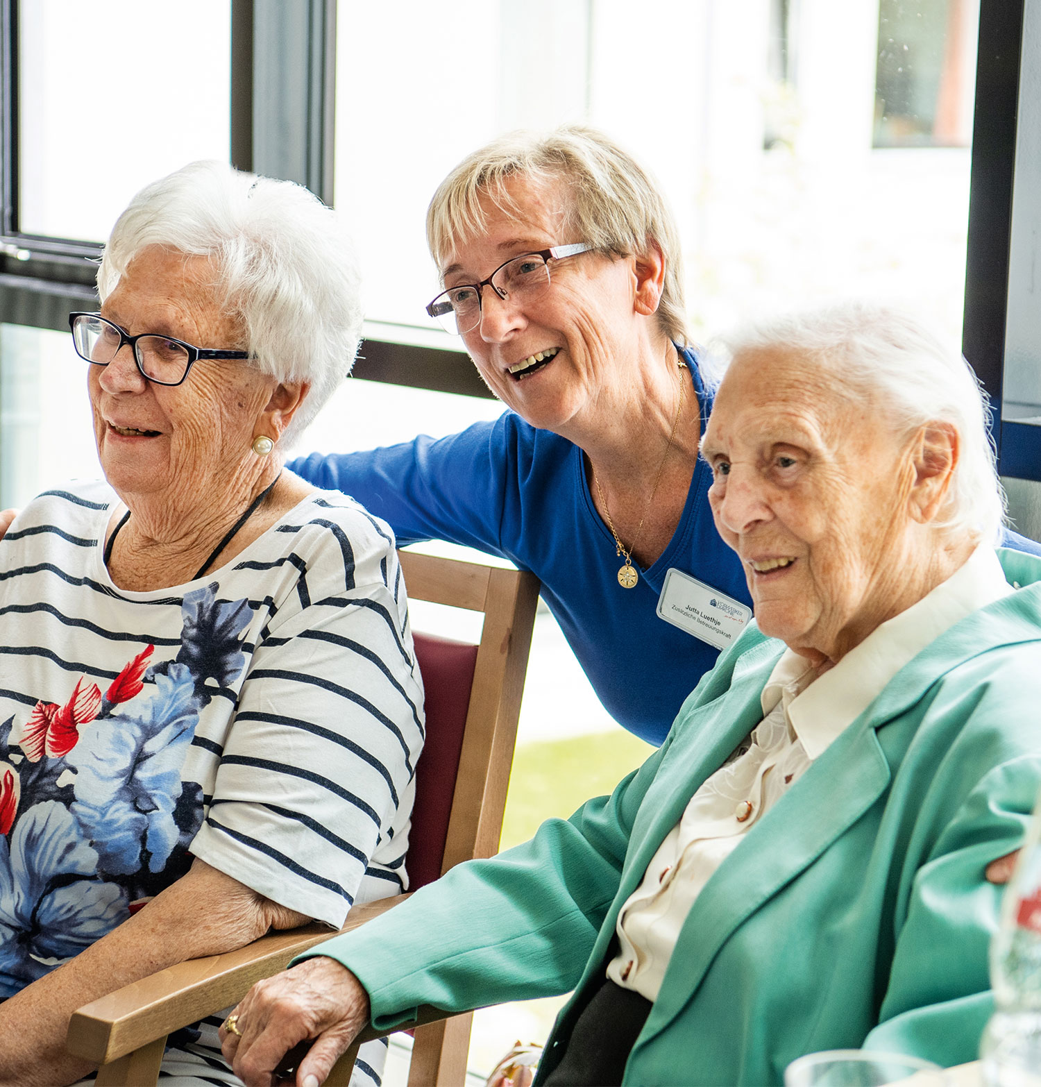 Zwei Seniorinnen und eine Pflegekraft in einer Seniorenpflegeeinrichtung der Vorwerker Diakonie.